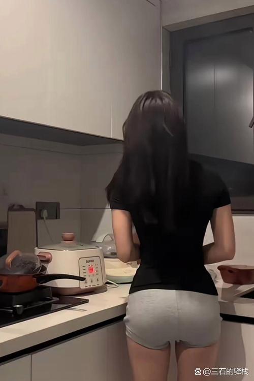 厨房中孤独女性背影 纸婚情感危机意境