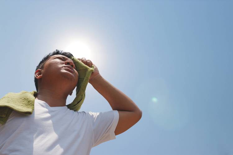 夏季高温天户外行人出汗擦脸实拍