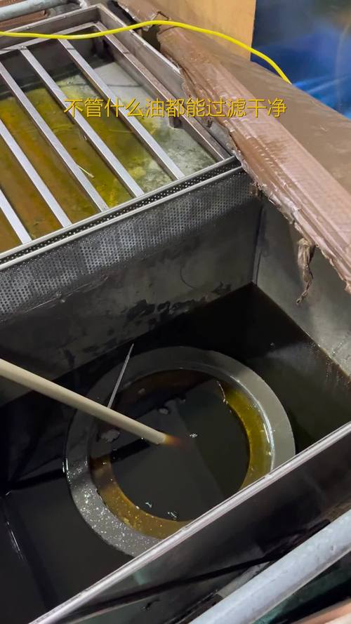 工业液压系统油箱内黑色变质液压油