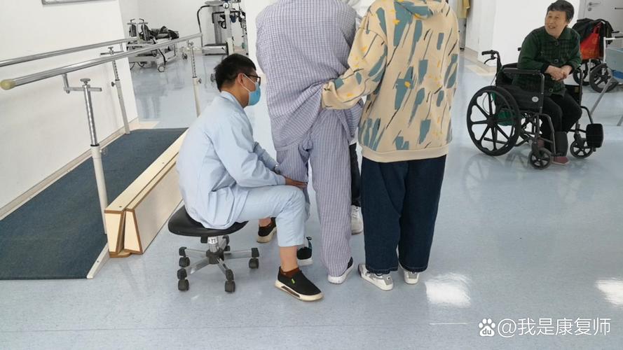 家庭辅助脑卒中康复期坐位平衡练习实拍