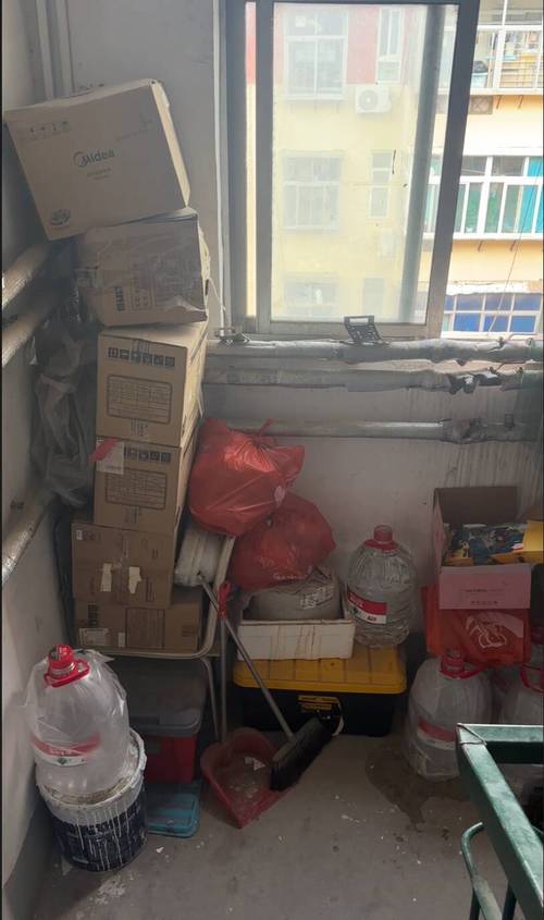 老房子阳台堆满闲置纸箱场景