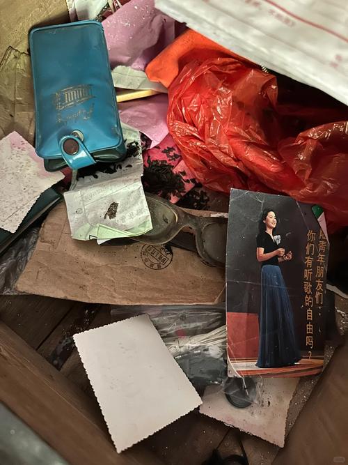 昨晚翻旧整理箱，撞见个有意思的小事