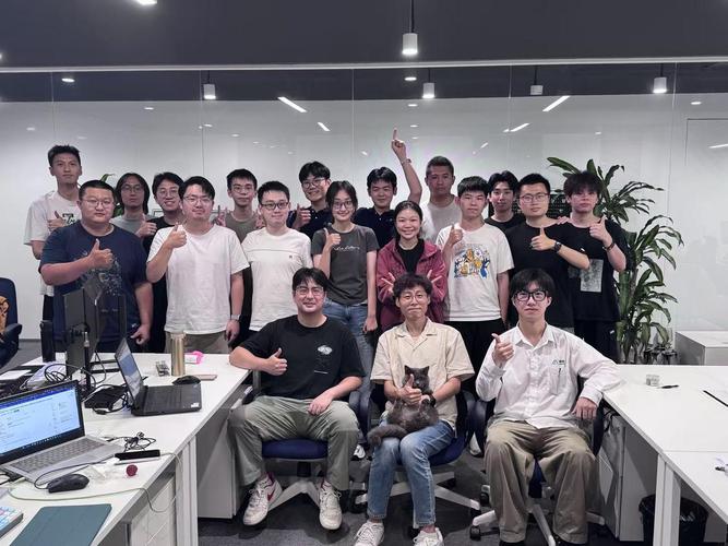 创业团队在孵化器中讨论产品原型