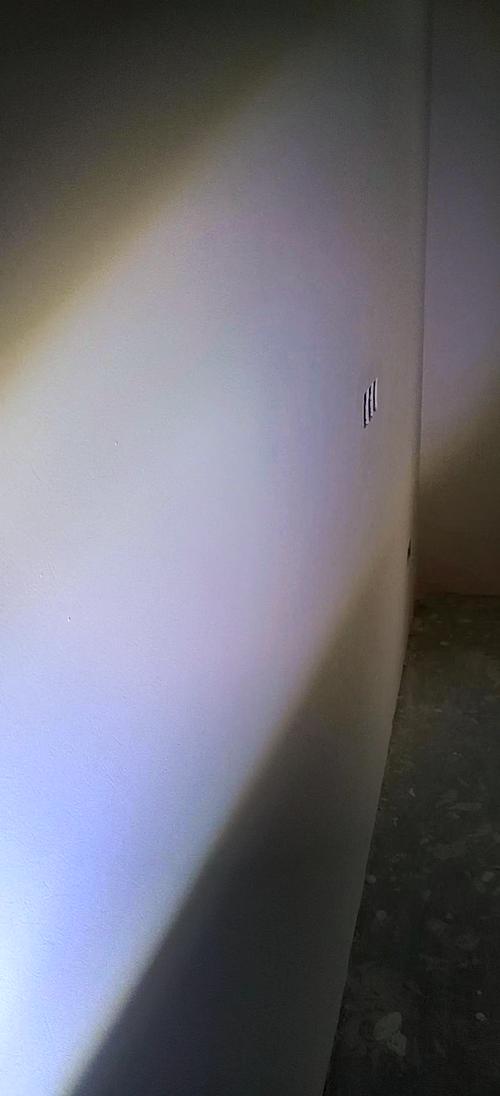 楼梯墙面验收用手电筒检查平整度