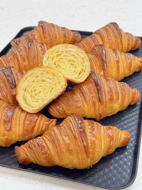 手工开酥可颂面团层层分明的切面特写