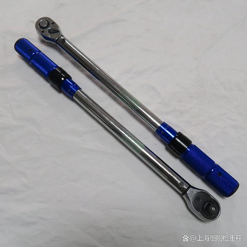 汽修厂扭力扳手拧雨刮臂固定螺母实拍
