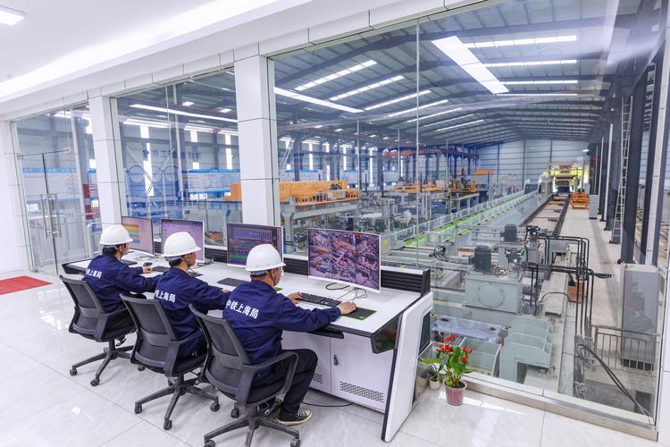制造业工厂生产线技术攻关现场讨论场景