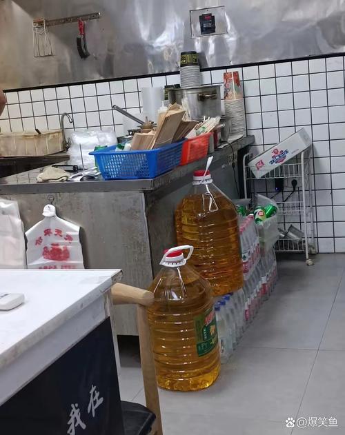 厨房灶台边摆放的桶装食用油