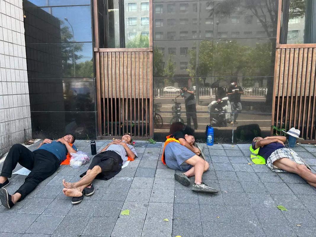 工厂工人午休集体大笑练习场景