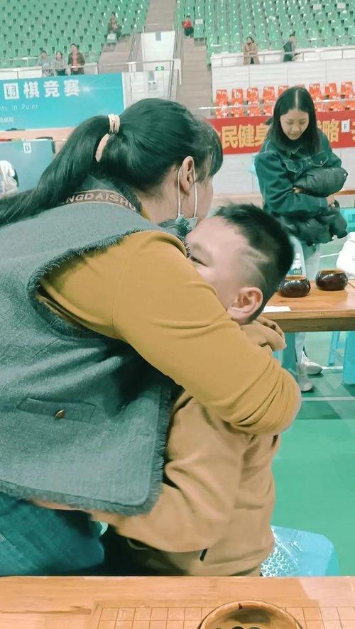 妈妈拥抱输比赛后哭泣的孩子场景
