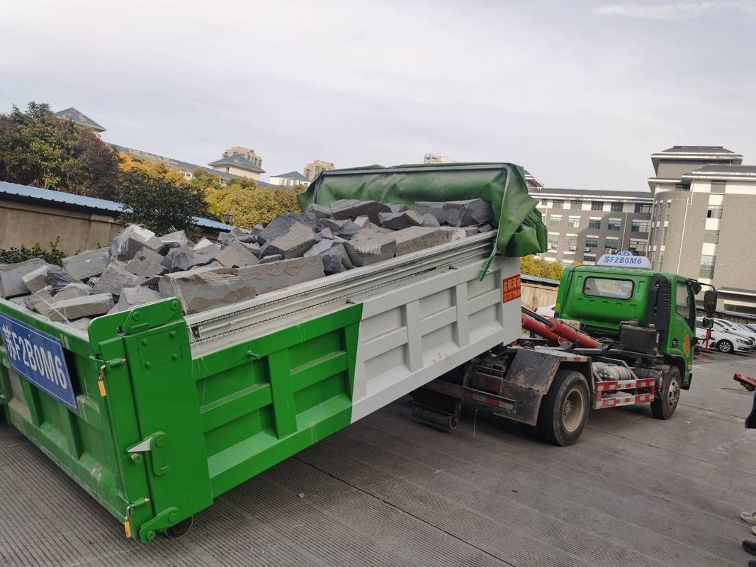 小型装修垃圾清运车在狭窄小区道路作业