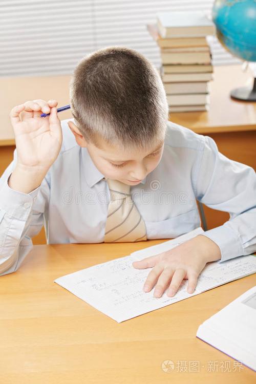 孩子合上书挠头发呆书桌实拍