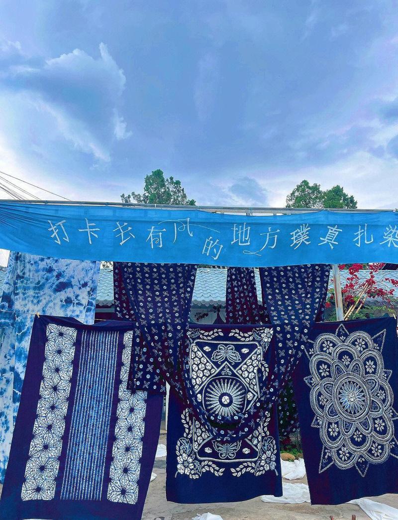 云南大理周城老巷晾晒白族扎染布