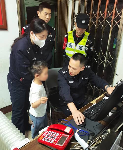 宝宝走失找回后家长温柔安抚场景