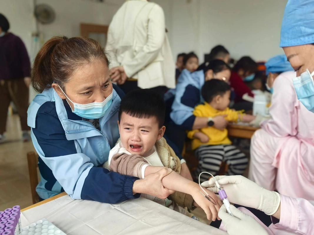 儿童在医院哭泣害怕医生打针场景