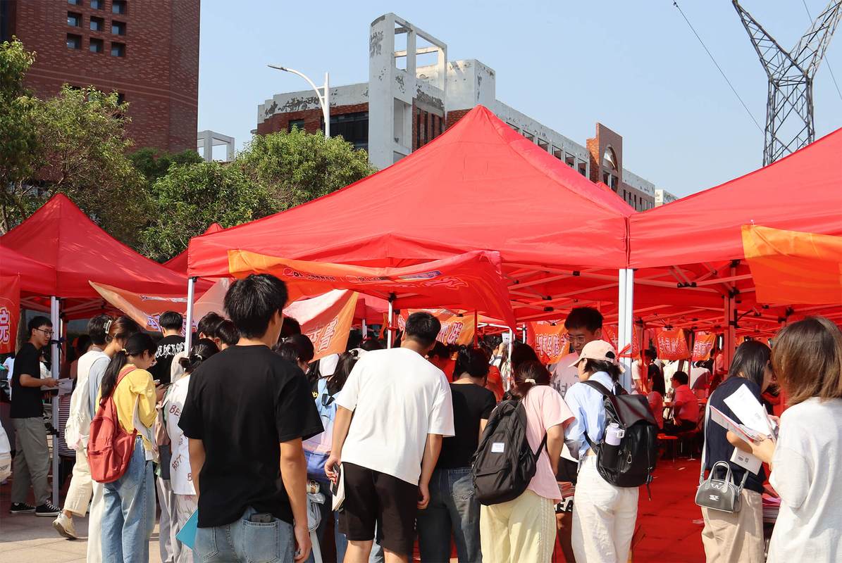 高校研究生招生咨询会现场图