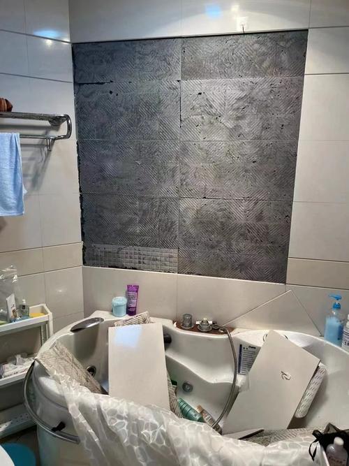 卫生间浅色瓷砖上散落的掉发团