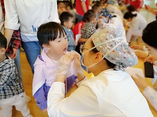妈妈和孩子在家用牙刷扮演牙齿细菌大战游戏