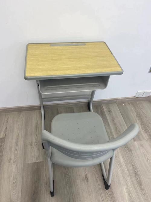 中小学教室第三排靠窗单人课桌椅