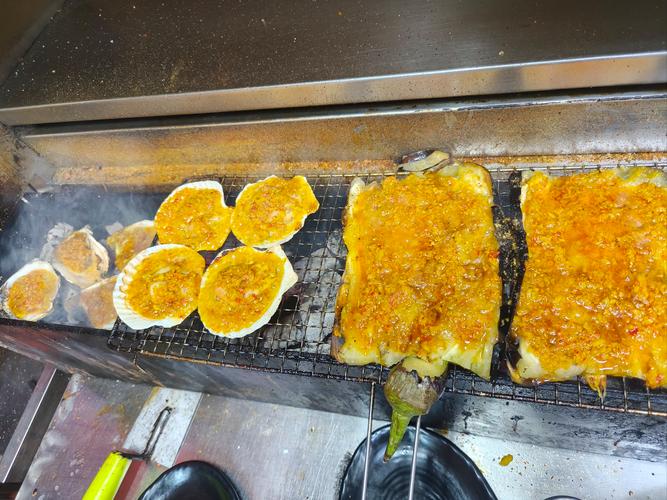 老于头烧烤摊炭火特写