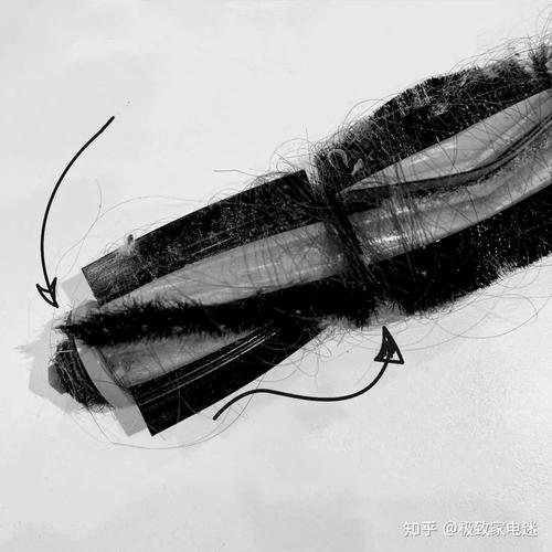 扫地机器人防缠绕滚刷与普通滚刷缠绕毛发对比实拍图