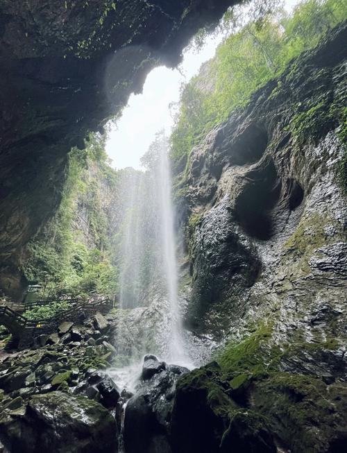 龙水峡地缝滴水岩壁