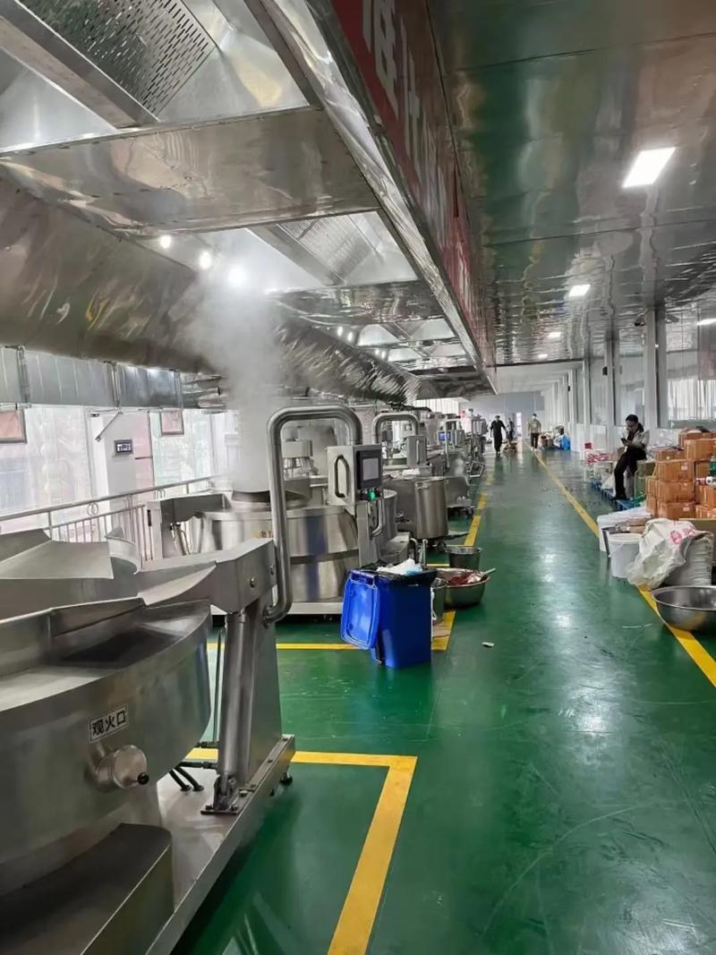 食品加工厂内大型均质机生产线实景