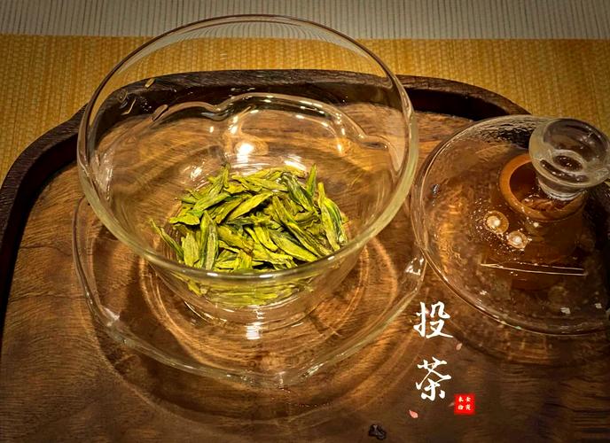 茶艺水温控制 玻璃杯冲泡龙井特写