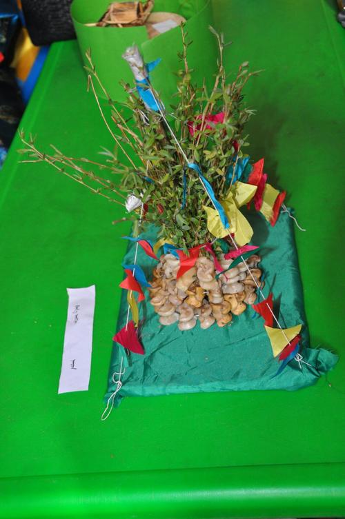 小学走廊拐角放着半块桂花糕和捋顺的狗尾巴草