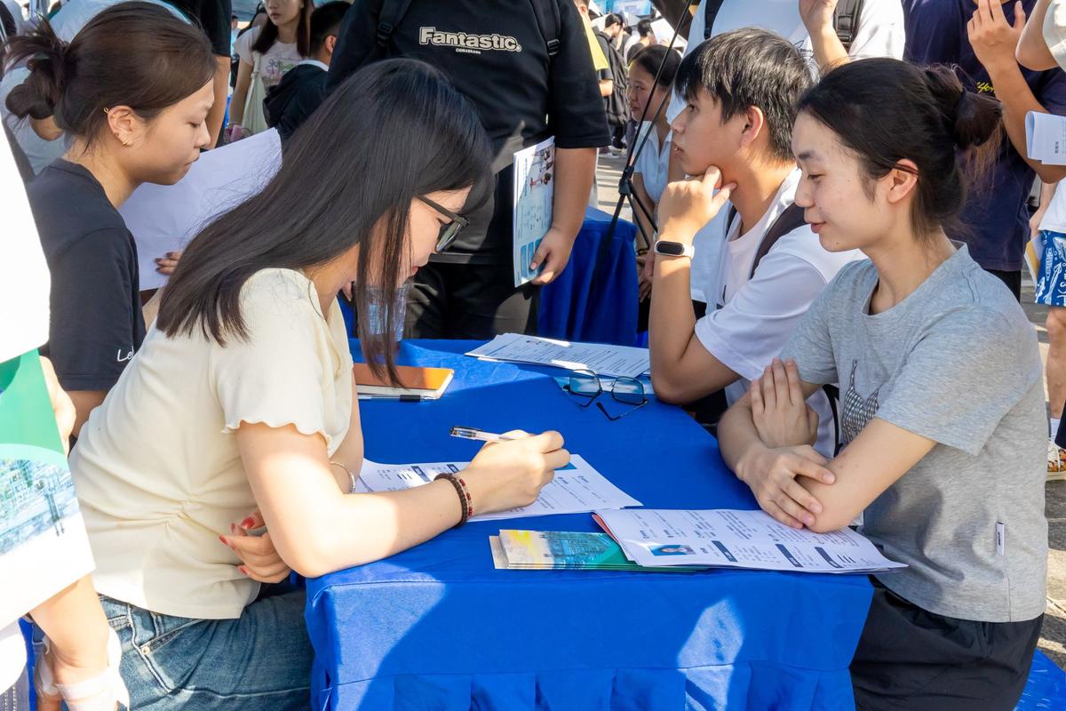 高校访企拓岗双选会现场实拍