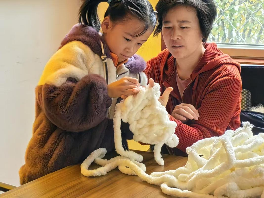 亲子在家一起拆旧手工毛衣场景
