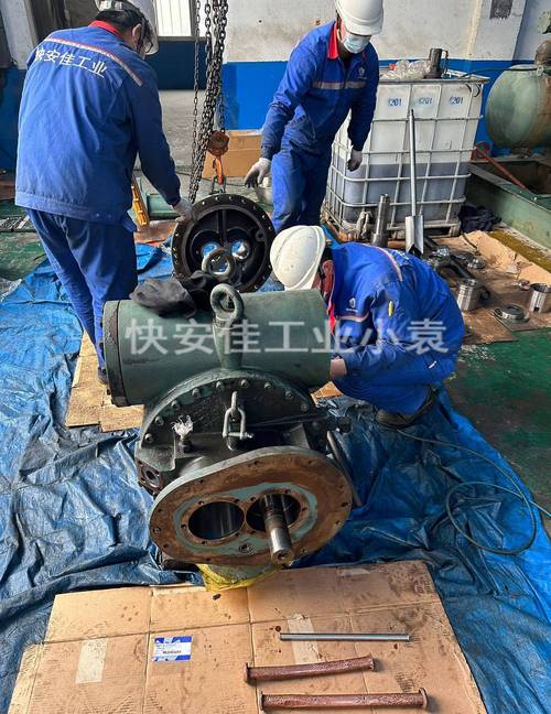 大型商业楼离心式冷水机组压缩机更换现场