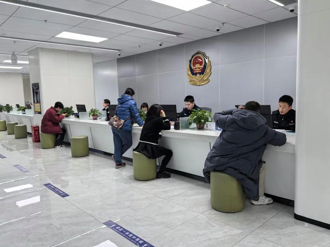 城市派出所户籍窗口办理场景