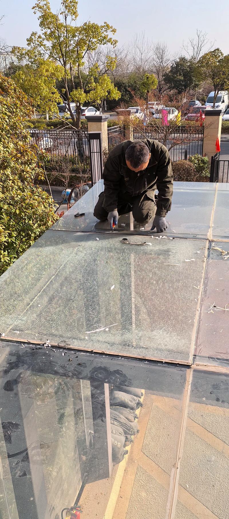 临街住宅更换窗户夹胶玻璃施工场景