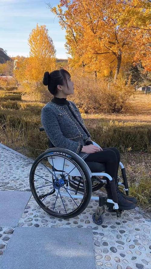 街头轮椅女生攥着求职登记纸实拍
