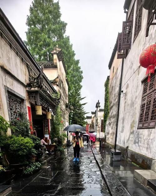 徽州棠樾敦本堂青瓦雨景