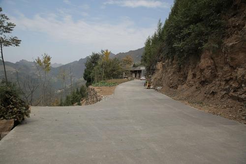 南漳祝家湾村进村柏油路旁的层叠山景