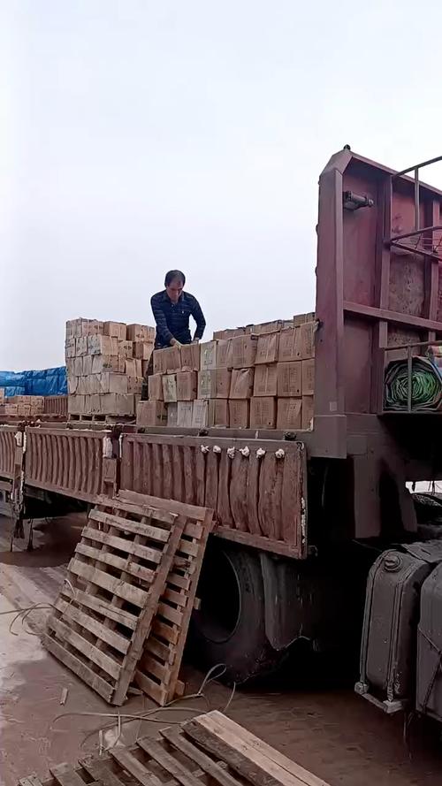 公路货运专线货场装卸陶瓷货物场景