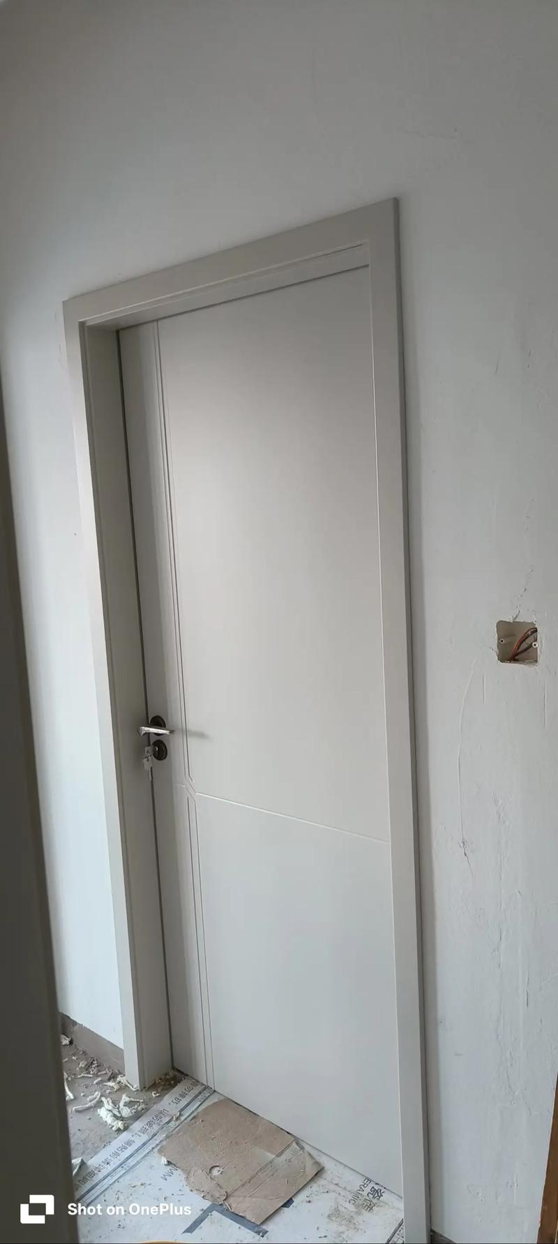装修师傅敲击烤漆门辨别质量