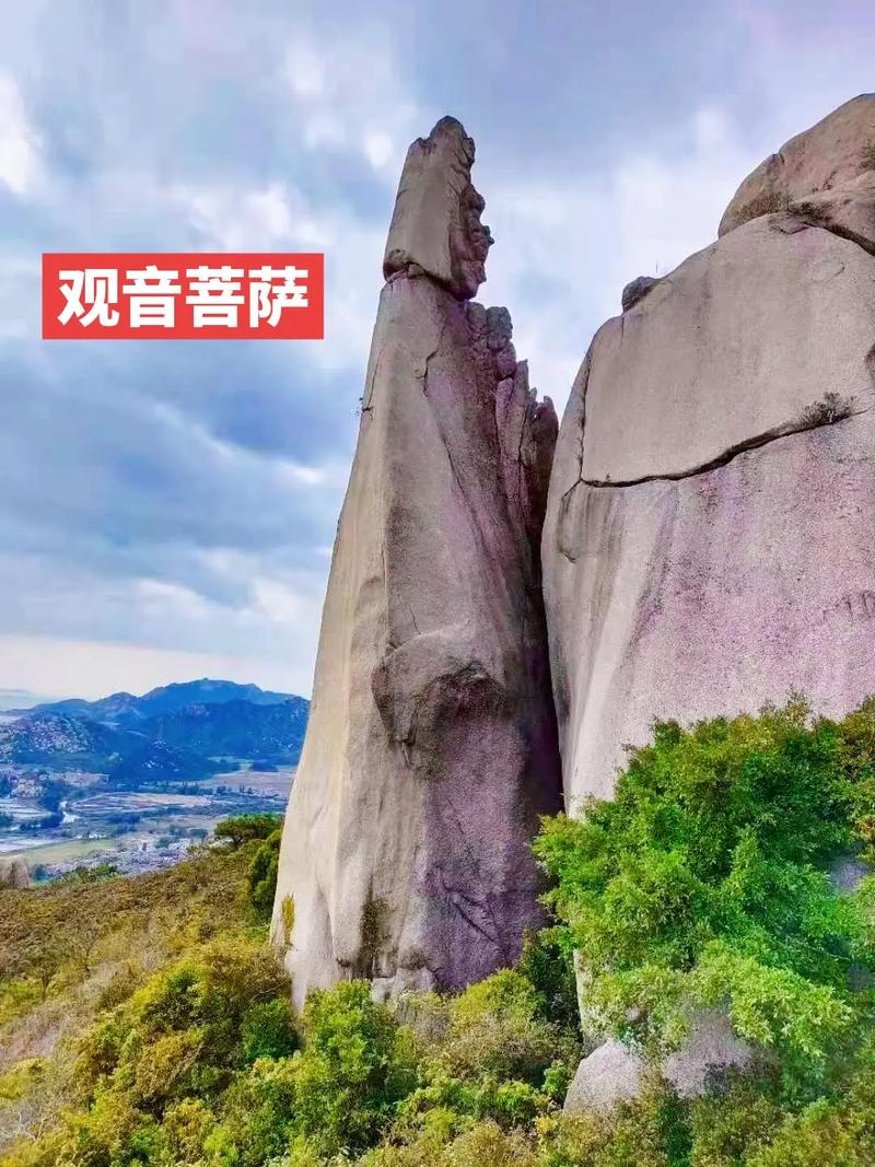 南漳观音岩石林入口天然观音石像