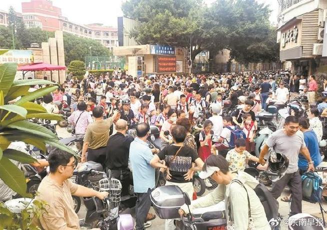 智慧校园人脸识别失败学生拥堵校门场景