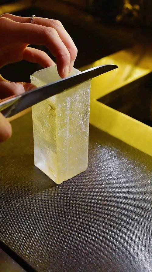 新手在家金汤力调酒简易工具摆放图