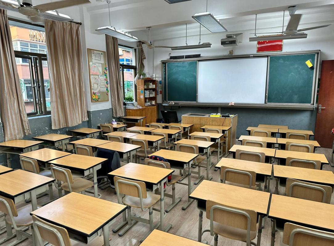小学教室最后一排靠窗课桌实拍