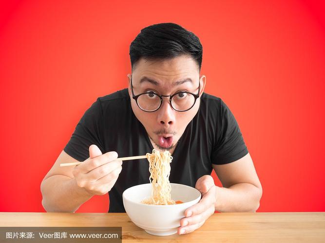 一个人快速吃面旁边朋友惊讶看着