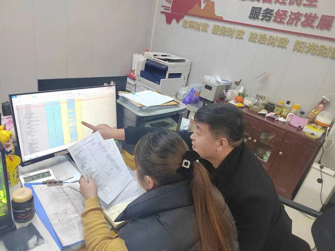 律师整理网贷债务咨询现场