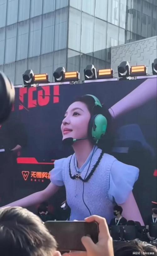 电竞比赛现场选手戴着隔音耳机神情专注