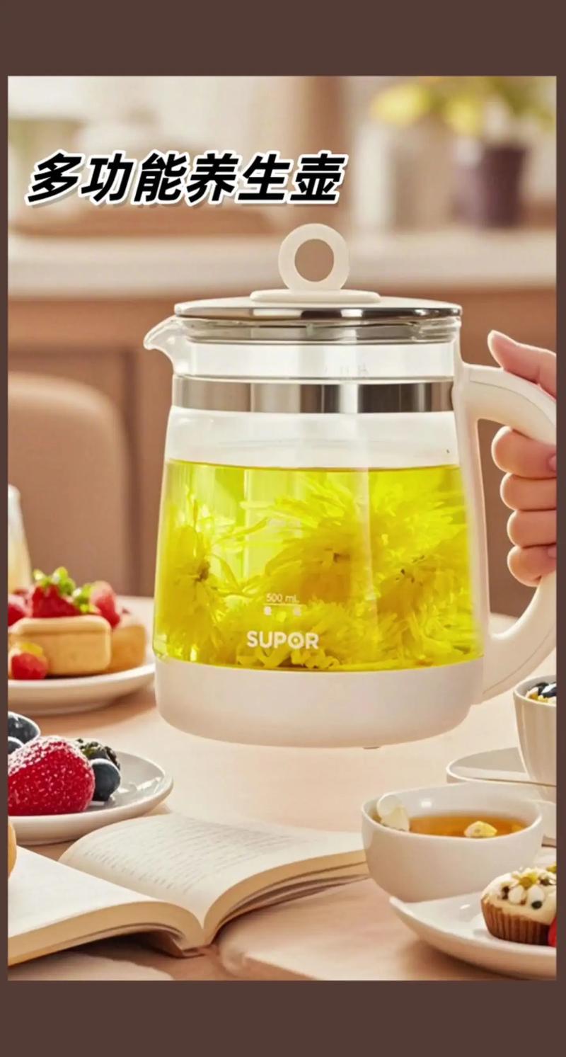 透明玻璃茶壶中玫瑰洋甘菊茶倒入瓷杯的过程