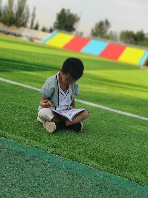 小学讲台边攥着衣角的小男孩影子