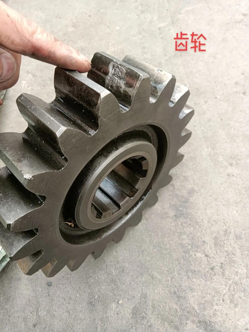 球磨机大齿轮齿面磨损修复前与修复后