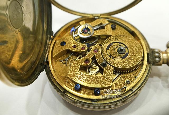 19世纪怀表拆解展示内部齿轮结构微距摄影